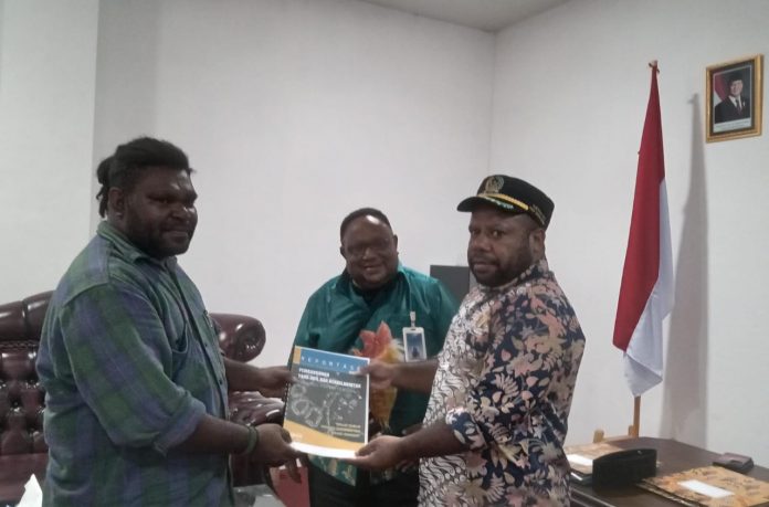 Maikel Primus Peuki Direktur Wahana Lingkungan Indonesia (Walhi) Papua (kiri), John NR Gobay, Ketua IV DPRD Provinsi (Tengah) dan Delius Tabuni, Ketua DPRD Provinsi Papua Tengah (Tengah), saat penyerahan rekomendasi Walhi diruang kerja ketua Tabuni, Selasa (3/6).